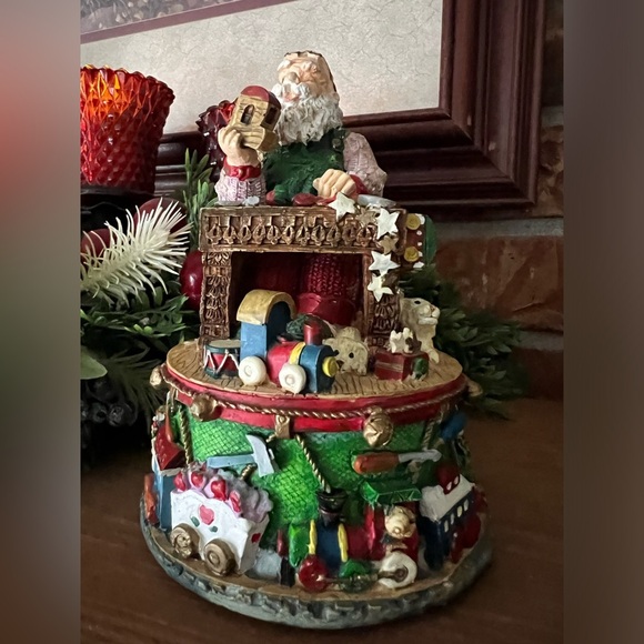 Rare Vintage 1981 Santa Clause
Christmas Train Musical Box - Picture 5 of 5